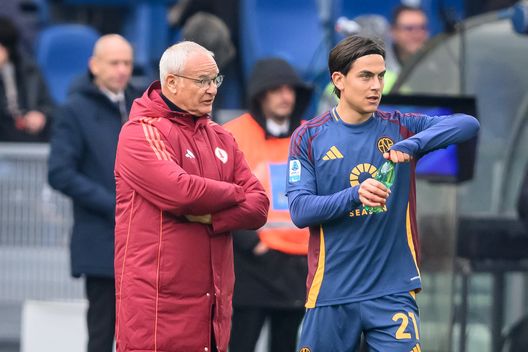 Claudio Ranieri e Paulo Dybala (Foto di Fabio Rossi/AS Roma via Getty Images) Dal fondo classifica al sogno Champions, l’ultimo capolavoro di Sir Claudio- immagine 3