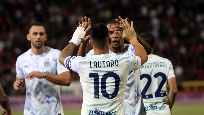 CAGLIARI, ITALY - SEPTEMBER 27: Lautaro Martinez of Inter celebrates scoring the opening goal with a teammate during the Serie A match between Cagliari Calcio and FC Internazionale at Stadio Sant'Elia on September 27, 2025 in Cagliari, Italy. (Photo by Enrico Locci/Getty Images) Serie A, Cagliari-Inter 0-2: bastano i gol di Lautaro ed Esposito - immagine 1