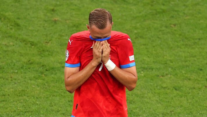HAMBURG, GERMANY - JUNE 26: Antonin Barak of Czechia walks off after being shown a red card, after a second yellow during the UEFA EURO 2024 group stage match between Czechia and Turkiye at Volksparkstadion on June 26, 2024 in Hamburg, Germany. (Photo by Julian Finney/Getty Images) Gazzetta distrugge Barak, voto horror: “Due gialli in 9′, stupidata enorme” - immagine 1