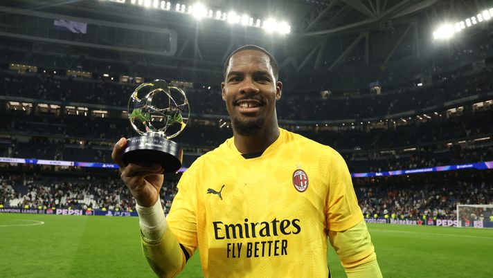 MADRID, SPAIN - NOVEMBER 05: Mike Maignan of AC Milan receives the prize for player of the match at the end of the UEFA Champions League 2024/25 League Phase MD4 match between Real Madrid C.F. and AC Milan at Estadio Santiago Bernabeu on November 05, 2024 in Madrid, Spain. (Photo by Claudio Villa/AC Milan via Getty Images) Marchetti: “Maignan per ora non si muove ma il Chelsea incombe” - immagine 1