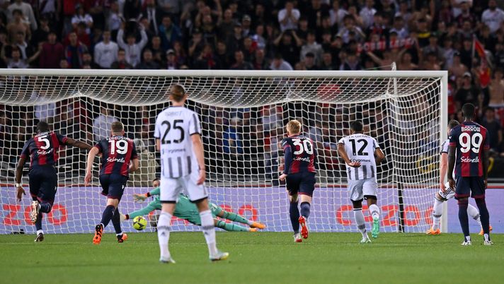 BOLOGNA, ITALY - APRIL 30: Arkadiusz Milik of Juventus has a penalty kick saved by Lukasz Skorupski of Bologna FC during the Serie A match between Bologna FC and Juventus at Stadio Renato Dall'Ara on April 30, 2023 in Bologna, Italy. (Photo by Alessandro Sabattini/Getty Images) Juve imbattuta in 41 delle ultime 42 col Bologna- immagine 1