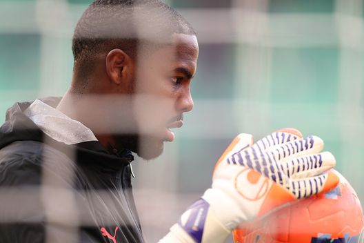 MILAN, ITALY - DECEMBER 28: Mike Maignan of AC Milan warms up ahead before the Serie A match between AC Milan and Hellas Verona FC at Giuseppe Meazza Stadium on December 28, 2025 in Milan, Italy. (Photo by Claudio Villa/AC Milan via Getty Images) Fantacalcio, 18esima giornata: ecco i migliori undici del weekend di Serie A- immagine 2
