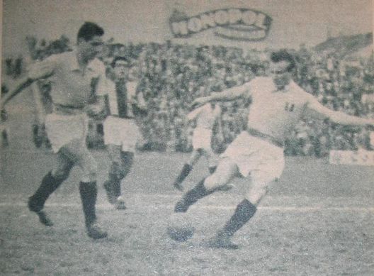 Valentino Mazzola durante un derby degli anni '40 Juventus-Torino, il derby attraverso i 5 fotogrammi più potenti della sfida- immagine 2