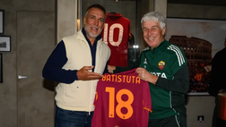 Batistuta torna a Trigoria dopo 23 anni: l’incontro con Gasperini e Ranieri