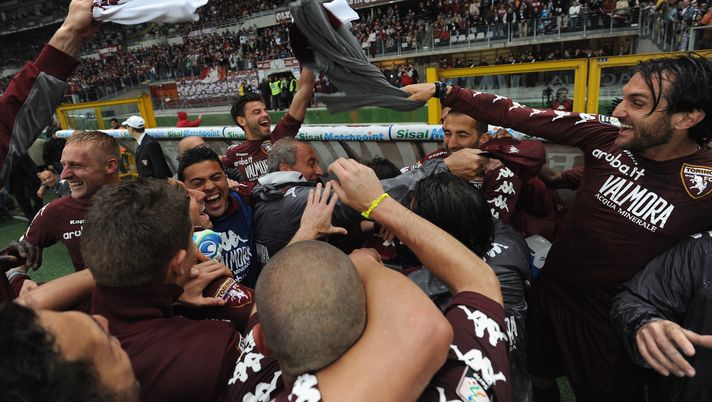 TURIN, ITALY - MAY 20: Torino FC head coach Giampiero Ventura (C) celebrates their promotion to Serie A with his players during the Serie B match between Torino FC and Modena FC at Olimpico Stadium on May 20, 2012 in Turin, Italy. (Photo by Valerio Pennicino/Getty Images) Toro, le partite del decennio: da Torino-Modena alle notti europee- immagine 2