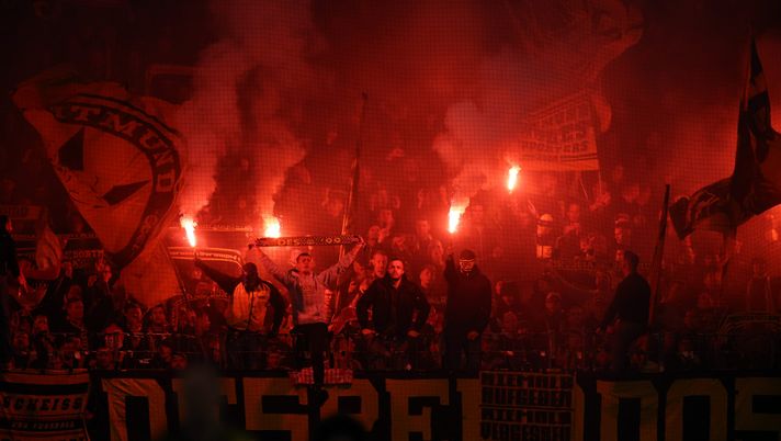 FRANKFURT AM MAIN, GERMANY - OCTOBER 28: Borussia Dortmund fans set off flares during the DFB Cup match between Eintracht Frankfurt and Borussia Dortmund at Deutsche Bank Park on October 28, 2025 in Frankfurt am Main, Germany. (Photo by Alex Grimm/Getty Images) Napoli-Eintracht, allerta massima: il prefetto pensa al modello Eindhoven – Mattino - immagine 1