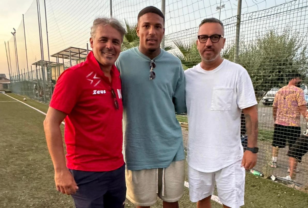 GALLERY Sorpresa di Folorunsho all’ASD Micri: foto con i giovani calciatori - immagine 8