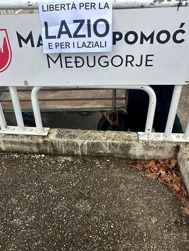 La protesta arriva a Međugorje: “Libertà per la Lazio e per i Laziali” – FOTO- immagine 2