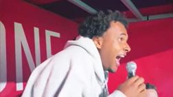 Bologna, Zirkzee fa da speaker per il gol di Calafiori | VIDEO