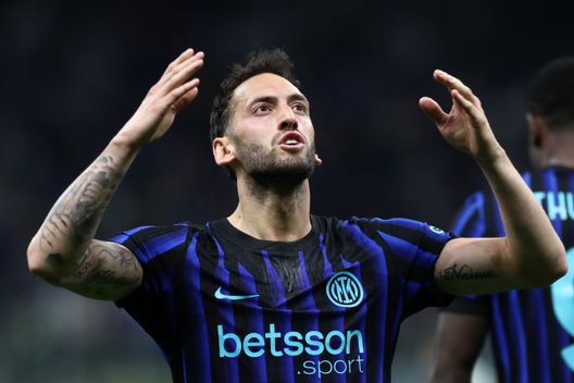 BORDOCAM – Segna Calhanoglu, guardate la reazione di Acerbi. E Hakan parla alla Nord- immagine 2