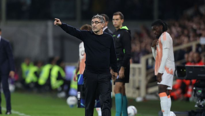 FLORENCE, ITALY - OCTOBER 27: Head coach Ivan Juric of AS Roma gestures during the Serie A match between Fiorentina and AS Roma at Stadio Artemio Franchi on October 27, 2024 in Florence, Italy. (Photo by Gabriele Maltinti/Getty Images) Roma, rimpianto Palladino: “Souloukou lo voleva al posto di De Rossi” - immagine 1