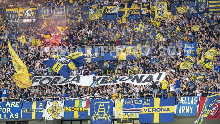 Esodo gialloblù a Napoli: più di 500 i tifosi dell’Hellas al San Paolo Esodo gialloblù a Napoli: più di 500 i tifosi dell’Hellas al San Paolo - immagine 1