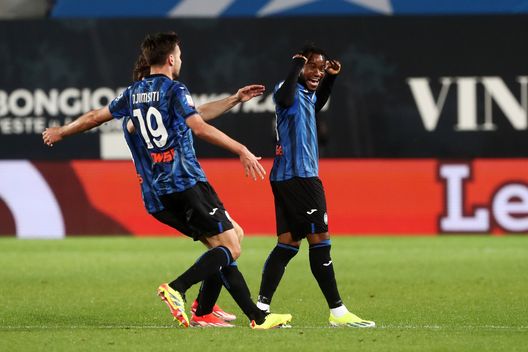 BERGAMO, ITALY - APRIL 24: Ademola Lookman of Atalanta BC celebrates scoring his team's third goal during the Coppa Italia Semi-final second leg match between Atalanta and ACF Fiorentina at Stadio Atleti Azzurri d'Italia on April 24, 2024 in Bergamo, Italy. (Photo by Marco Luzzani/Getty Images) Gasperini si scaglia contro Lookman: “Tra i peggiori rigoristi”. Lui replica duro- immagine 2