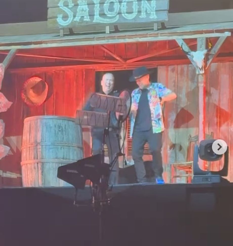 Screen dal video postato dalla moglie di Pezzali su Instagram 883, a Milano Repetto sul palco con Pezzali. La moglie di Max: “Tra amici ci si perdona”- immagine 2