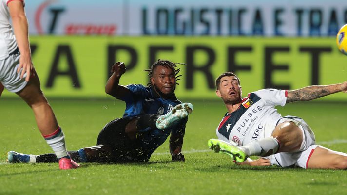 BERGAMO, ITALY - OCTOBER 22: Ademola Lookman of Atalanta BC scores the team's first goal during the Serie A TIM match between Atalanta BC and Genoa CFC at Gewiss Stadium on October 22, 2023 in Bergamo, Italy. (Photo by Emilio Andreoli/Getty Images) Il derby del Lunedì fra Pulisic e Lookman: il dibattito si scalda… - immagine 1