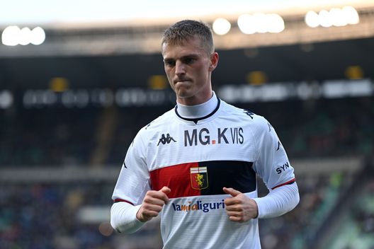 VERONA, ITALY - APRIL 04: Albert Gudmundsson of Genoa CFC looks on during the Serie A match between Hellas and Genoa CFC at Stadio Marcantonio Bentegodi on April 04, 2022 in Verona, Italy. (Photo by Alessandro Sabattini/Getty Images) Momento no per il Genoa. Gudmundsson sospeso dall’Islanda per accuse di molestie- immagine 2
