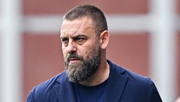 GENOA, ITALY - APRIL 12: Daniele De Rossi, head coach of Genoa, looks on during the Serie A match between Genoa CFC and US Sassuolo Calcio at Luigi Ferraris Stadium on April 12, 2026 in Genoa, Italy. (Photo by Simone Arveda/Getty Images) De Rossi: “Confusione all’intervallo, non me l’aspettavo! Su Malinovskyi, Baldanzi, Messias ed Ekuban…” - immagine 1