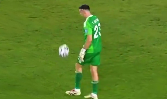 Dibu Martinez irride il Brasile sul 4-1 palleggiando nella propria area (Fonte Video Account X siga: out of context brasileirão)