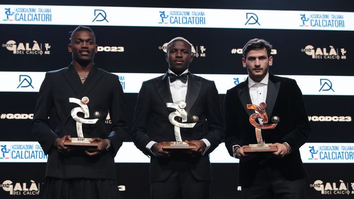 FOTO Kvara vincitore del riconoscimento AIC: ma il suo nome sul premio è sbagliato - immagine 1