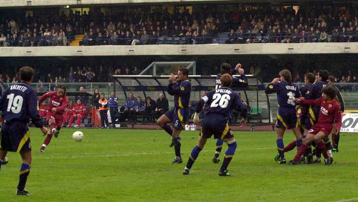 La Roma celebra la punizione di Batistuta contro il Verona: il messaggio social - immagine 1