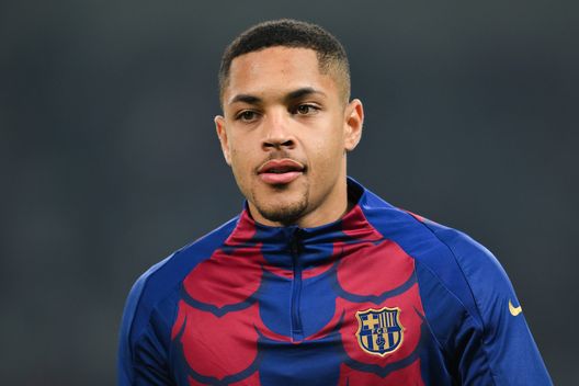BARCELONA, SPAIN - JANUARY 27: Vitor Roque of FC Barcelona looks on during the LaLiga EA Sports match between FC Barcelona and Villarreal CF at Estadi Olimpic Lluis Companys on January 27, 2024 in Barcelona, Spain. (Photo by David Ramos/Getty Images) Lotito: “Prendo un 2005 forte”. Per molti il prescelto è un ex obiettivo viola- immagine 2