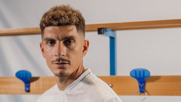 Alle 19:26 odierne, la Società Sportiva Calcio Napoli ha presentato le maglie home e away per la stagione 2025/26. Come di consueto, il kit per le gare di casa è azzurro, mentre per quello delle trasferte i partenopei hanno optato (nuovamente) per il bianco, condito da alcuni dettagli in oro come il logo e gli sponsor. Il club campano ha pubblicato una sequenza di fotografie per ammirare da vicino il prodotto finito, con annessa didascalia che recita: 'Non è una maglia, è Napoli addosso'. follower napoli