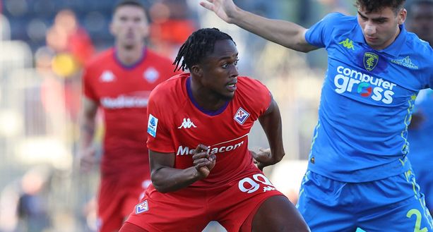 EMPOLI, ITALY - SEPTEMBER 29: Christian Michael Kouakou Kouamé of ACF Fiorentina in action against Saba Goglichidze of Empoli FC during the Serie A match between Empoli and Fiorentina at Stadio Carlo Castellani on September 29, 2024 in Empoli, Italy. (Photo by Gabriele Maltinti/Getty Images) La fascia a Kouamé e i capricci del Var. Ma qual è il ruolo di Beltran?- immagine 2