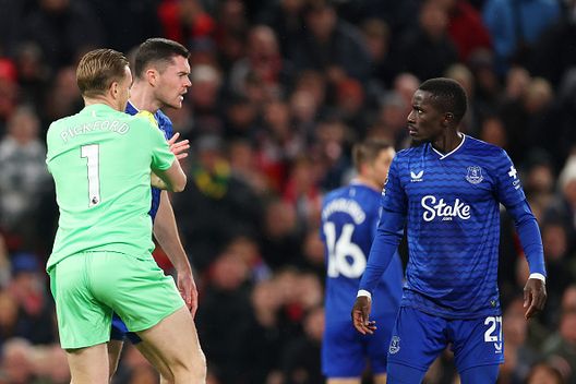 MANCHESTER, ENGLAND - NOVEMBER 24: Michael Keane of Everton is restrained by team mate Jordan Pickford as he clashes with Idrissa Gana Gueye during the Premier League match between Manchester United and Everton at Old Trafford on November 24, 2025 in Manchester, England. (Photo by Carl Recine/Getty Images)