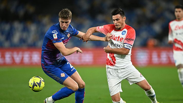 NAPLES, ITALY - JANUARY 17: Eljif Elmas of SSC Napoli battles for possession with Jack Hendry of US Cremonese during the Coppa Italia match between SSC Napoli and US Cremonese at Stadio Diego Armando Maradona on January 17, 2023 in Naples, Italy. (Photo by Francesco Pecoraro/Getty Images) Cremonese, dalla Scozia la picconata di Hendry: “Squadra sbagliata nel momento sbagliato” - immagine 1