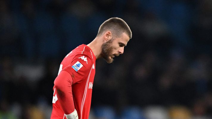 NAPLES, ITALY - JANUARY 31: David De Gea of ACF Fiorentina shows his disappointment during the Serie A match between SSC Napoli and ACF Fiorentina at Stadio Diego Armando Maradona on January 31, 2026 in Naples, Italy. (Photo by Francesco Pecoraro/Getty Images) Polverosi: “Preso un gol da amatori. Ma che razza di difesa ha la Fiorentina?” - immagine 1