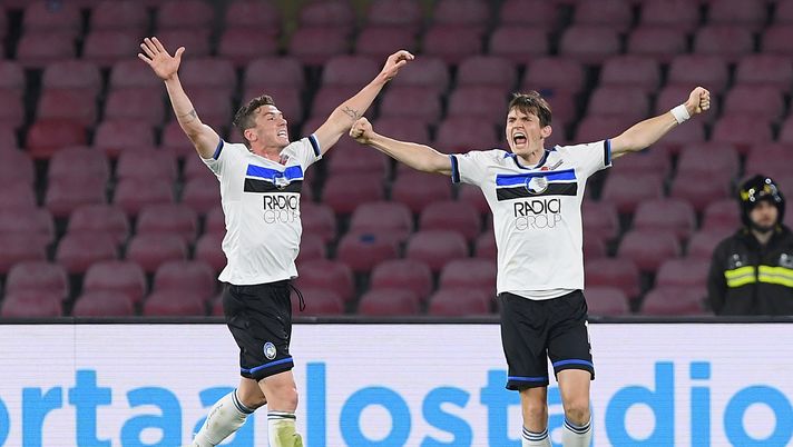 NAPLES, ITALY - APRIL 22: Robin Gosens and Marten de Roon players of Atalanta BC celebrate the victory after the Serie A match between SSC Napoli and Atalanta BC at Stadio San Paolo on April 22, 2019 in Naples, Italy. (Photo by Francesco Pecoraro/Getty Images) Atalanta, dal centrocampo 12 gol: che differenza con quello del Torino - immagine 1