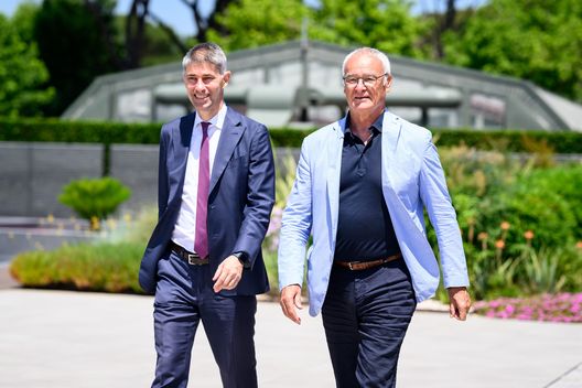 ROMA, ITALIA - 20 GIUGNO: Il nuovo Direttore Sportivo dell'AS Roma, Frederic Massara, con il consigliere Claudio Ranieri, durante il suo primo giorno al Centro Sportivo Fulvio Bernardini, il 20 giugno 2025 a Roma. (Foto di Fabio Rossi/AS Roma tramite Getty Images) Massara Roma