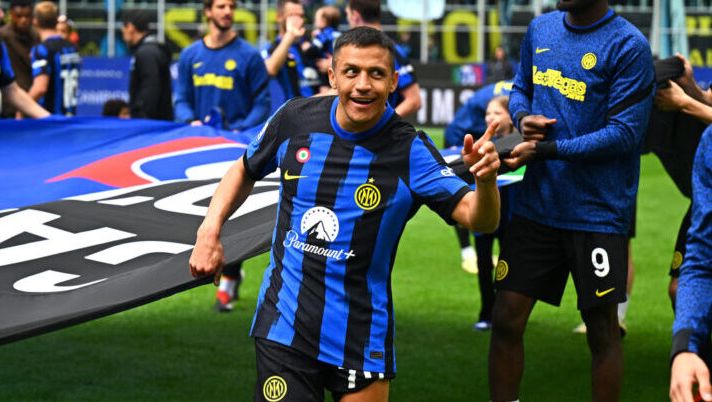 MILAN, ITALY - APRIL 28: Alexis Sanchez of Inter celebrates after winning the Serie A Tim Title after the Serie A TIM match between FC Internazionale and Torino FC at Stadio Giuseppe Meazza on April 28, 2024 in Milan, Italy. (Photo by Mattia Ozbot - Inter/Inter via Getty Images) (Photo by Mattia Ozbot - Inter/Inter via Getty Images) Ds Parma: “Alexis Sanchez non rientra nei nostri piani”. Ma spunta un altro club italiano - immagine 1