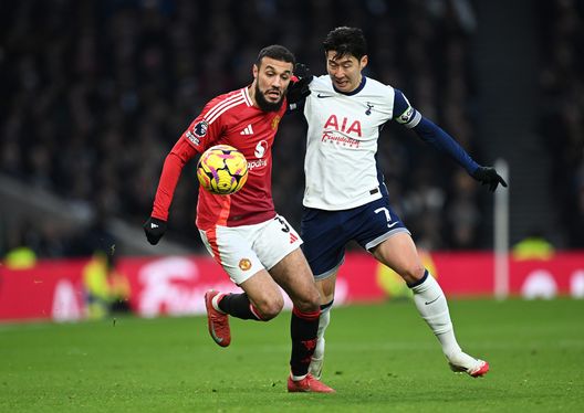 LONDRA, INGHILTERRA - 16 FEBBRAIO: Noussair Mazraoui, giocatore del Manchester United, Son Heung-Min del Tottenham Hotspur nel match di ritorno in Premier League.(Foto di Justin Setterfield/Getty Images) Tottenham-Manchester United è Postecoglu vs Amorim: l’angolo tattico della finale- immagine 2