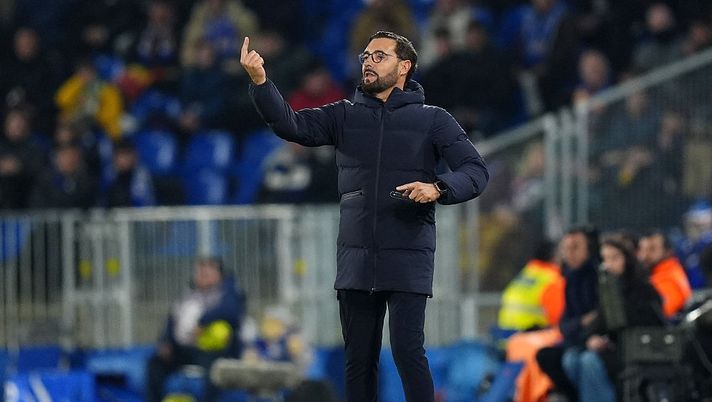 GETAFE, SPAIN - NOVEMBER 28: Jose Bordalas, Head Coach of Getafe CF, gives the team instructions during the LaLiga EA Sports match between Getafe CF and Elche CF at Coliseum Alfonso Perez on November 28, 2025 in Getafe, Spain. (Photo by Angel Martinez/Getty Images) Getafe, Sancris in lacrime: Bordalas lo fa entrare al 57′ e lo fa uscire dopo 25 minuti - immagine 1