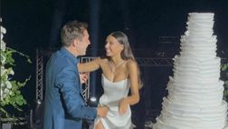 VIDEO / Nozze di Chiesa, il taglio della torta è accompagnato dai cori: “Festeggiate gli sposi!”