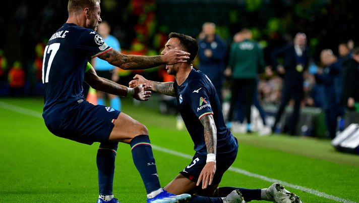 GLASGOW, SCOTLAND - OCTOBER 04: Matias Vecino of SS Lazio celebrates with teammates after scoring the team's first goal during the UEFA Champions League match between Celtic FC and SS Lazio at Celtic Park Stadium on October 04, 2023 in Glasgow, Scotland. (Photo by Marco Rosi - SS Lazio/Getty Images) La Lazio dopo vent’anni riesce nell’impresa in Champions League - immagine 1
