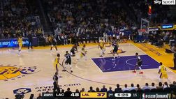 VIDEO / LeBron perde una scarpa: dopo 5 secondi schiaccia!