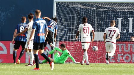 BERGAMO, ITALY - MAY 26: Ademola Lookman of Atalanta BC scores his team's second goal as Luca Gemello of Torino FC fails to make a save during the Serie A TIM match between Atalanta BC and Torino FC at Gewiss Stadium on May 26, 2024 in Bergamo, Italy. (Photo by Marco Luzzani/Getty Images)
