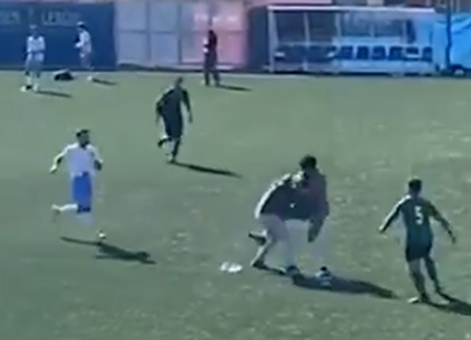 Battaglia campale in un campo di calcio a Malaga (Fonte Video Account X 101TV Malaga)