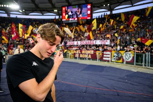 ROME, ITALIA- MAGGIO 04: Edoardo Bove sotto la Curva Sud (Foto di Fabio Rossi/AS Roma via Getty Images) Edoardo Bove torna all’Olimpico: lacrime e applausi per il figlio di Roma- immagine 2