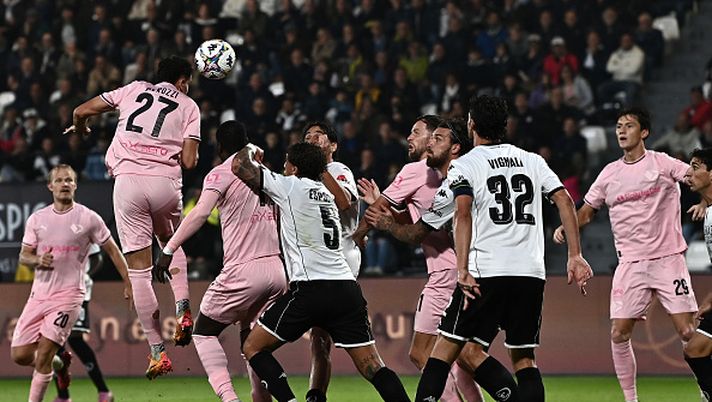Niccolò Pierozzi del Palermo segna un goal durante la partita di serie B Spezia contro Palermo allo Stadio Alberto Picco il 04 ottobre 2025 a La Spezia serie B