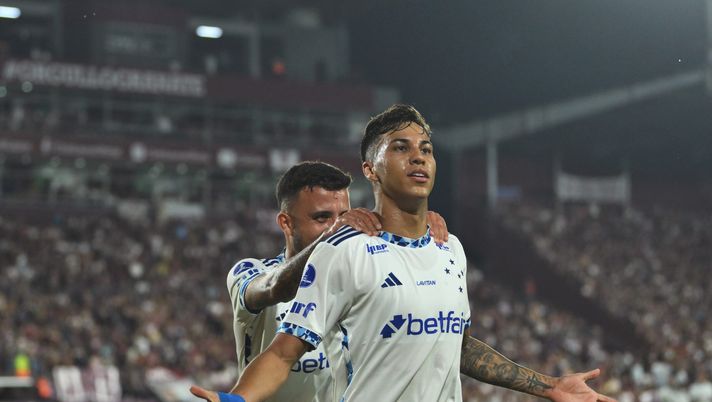 LANUS, ARGENTINA - OCTOBER 30: Kaio Jorge of Cruzeiro celebrates after scoring the team's first goal during the Copa CONMEBOL Sudamericana 2024 Semifinal second leg match between Lanus and Cruzeiro at Estadio Ciudad de Lanus (La Fortaleza) on October 30, 2024 in Lanus, Argentina. (Photo by Marcelo Endelli/Getty Images) Juve, ricordi Kaio Jorge? Dal Brasile: “Bayern Monaco e Leverkusen su di lui” - immagine 1