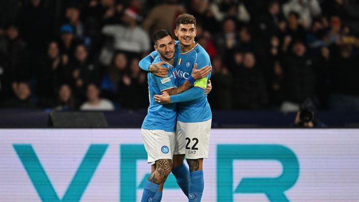 NAPLES, ITALY - DECEMBER 12: Matteo Politano and Giovanni Di Lorenzo of SSC Napoli celebrate after an own goal by Serdar Saatci of SC Braga (not pictured), SSC Napoli's first goal during the UEFA Champions League match between SCC Napoli and SC Braga at Stadio Diego Armando Maradona on December 12, 2023 in Naples, Italy. (Photo by Francesco Pecoraro/Getty Images) Mondiale per Club 2025, il Napoli avvicina la Juve in classifica: i dettagli - immagine 1