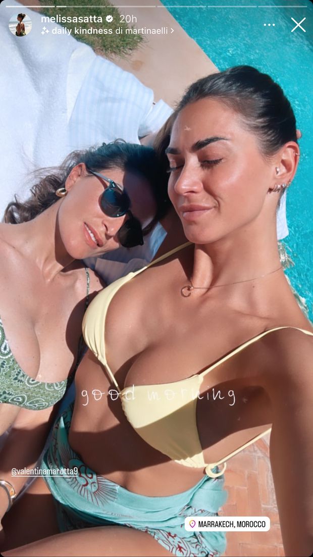 Melissa Satta, buongiorno da Marrakesh. Décolleté top la modella- immagine 2
