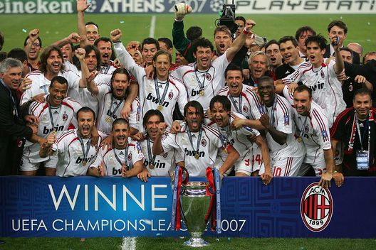 ATHENS, GREECE - MAY 23: Milan players celebrate with the trophy following their 2-1 victory during the UEFA Champions League Final match between Liverpool and AC Milan at the Olympic Stadium on May 23, 2007 in Athens, Greece. (Photo by Jamie McDonald/Getty Images) champions-milan-feyenoord-san-siro-curiosita-statistiche-dati-opta