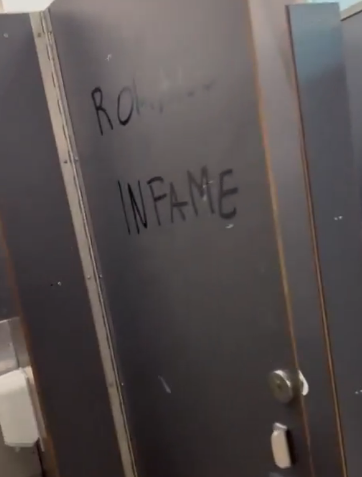 Vergogna Milan, scritte indegne su De Falchi. Curva Sud vandalizzata – FOTO- immagine 4