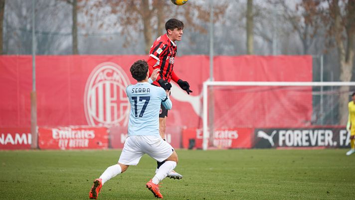 MILAN, ITALY - JANUARY 04: Federico Colombo of AC Milan U20 jumps for the ball during the Primavera 1 match between AC Milan U20 and Lazio U20 at Vismara PUMA House of Football on January 04, 2025 in Milan, Italy. (Photo by Sara Cavallini/AC Milan via Getty Images)  Primavera, più Lazio che Milan nel primo tempo: poche emozioni - immagine 1