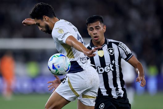 RIO DE JANEIRO, BRAZIL - AUGUST 14: Jose Quintero of LDU Quito competes for the ball with David Ricardo of Botafogo during the match between Botafogo and LDU Quito as part of Copa CONMEBOL Libertadores 2025 at Estadio Olímpico Nilton Santos on August 14, 2025 in Rio de Janeiro, Brazil. (Photo by Buda Mendes/Getty Images)