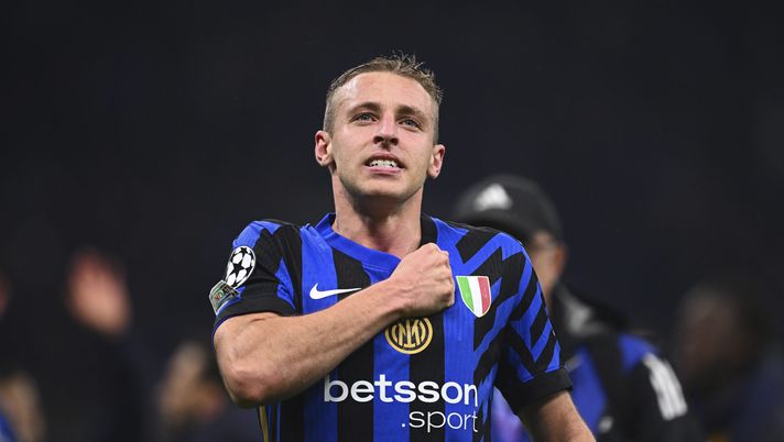 MILAN, ITALY - MAY 06: Davide Frattesi of FC Internazionale Milano celebrates after the victory during the UEFA Champions League 2024/25 Semi Final Second Leg match between FC Internazionale Milano and FC Barcelona at Giuseppe Meazza Stadium on May 06, 2025 in Milan, Italy. (Photo by Mattia Ozbot - Inter/Inter via Getty Images) Mercato Roma, si pensa ancora a Frattesi. Concorrenza di Juve, Napoli e Atletico - immagine 1